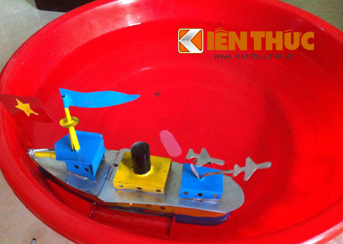 Tàu thủy sắt tây đặc trưng với tiếng kêu như một động cơ tàu thủy thật.