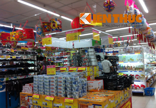 Duy nhất chỉ 1 gian hàng có treo đèn lồng giấy với mục đích để bán.