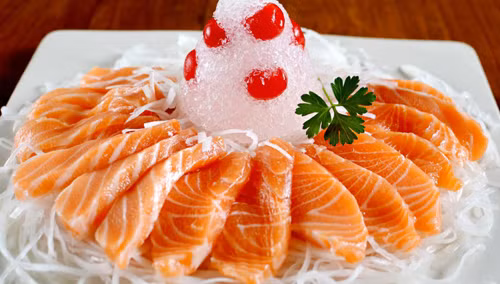 Cá hồi Na Uy là một món ăn cao cấp tại khách sạn này.