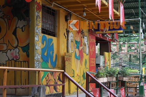 Chủ quán đã nắm bắt nhanh tâm lý của khách hàng để đưa ra một hình thức kinh doanh rất độc đáo. Hiện có 2 quán bia hoạt động tại khu vực này nhưng cách trang trí thì đều theo một xu hướng.