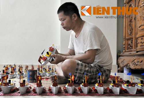 Anh Hùng say mê với những chiếc tàu thủy sắt tây. Anh Hùng say mê với những chiếc tàu thủy sắt tây.