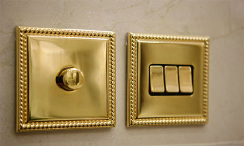 Công tắc điện cũng được làm bằng vàng 10 cara. 