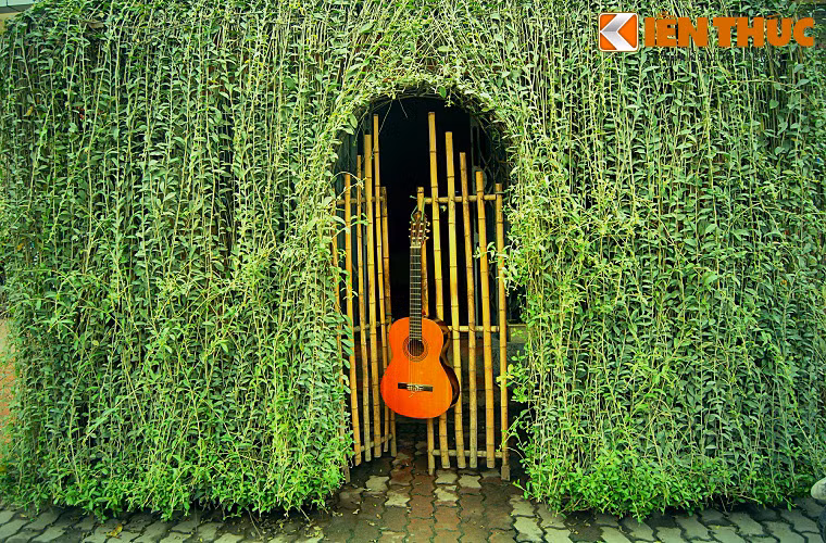 Nhìn từ ngoài vào, chiếc cổng được làm bằng những thanh tre ghép lại, xuất phát từ ý tưởng thô - mộc, trở về cuộc sống giản dị của làng quê.