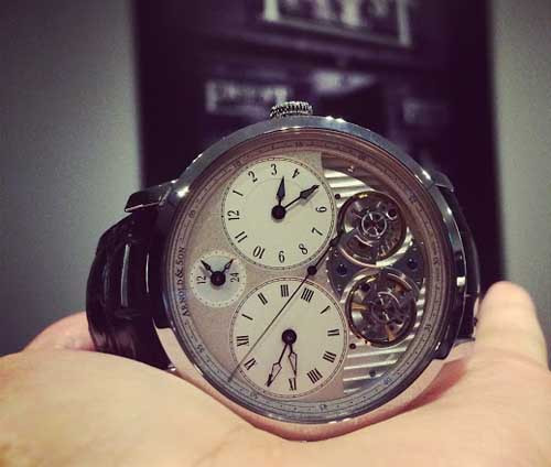 Hiện chiếc đồng hồ này đang được bán với giá khoảng 900 triệu đồng. Ngay sau khi xuất hiện, nó đã thu hút nhiều sự quan tâm của giới doanh nhân, giới đại gia Hà Nội cũng như cả nước.