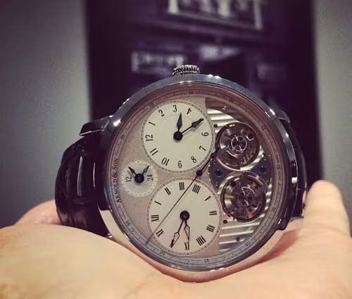 Hiện chiếc đồng hồ này đang được bán với giá khoảng 900 triệu đồng. Ngay sau khi xuất hiện, nó đã thu hút nhiều sự quan tâm của giới doanh nhân, giới đại gia Hà Nội cũng như cả nước.