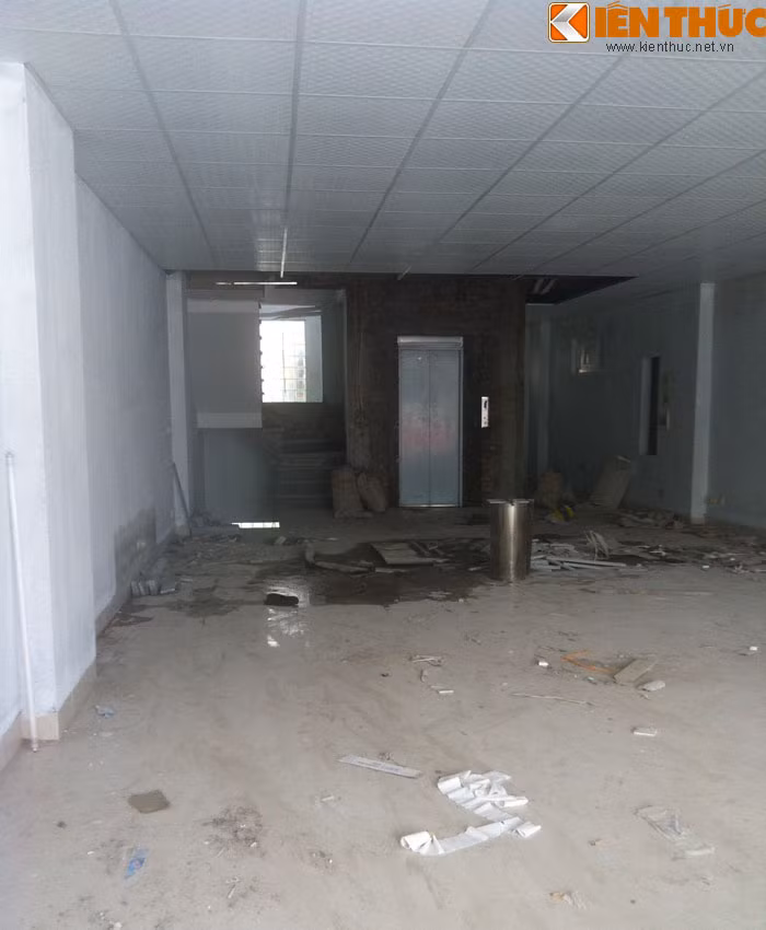 Theo giới thiệu của bà Oanh, tòa nhà này có diện tích mặt sàn 140 m2, tổng diện tích sử dụng 1.100 m2, mặt tiền rộng 7m, được trang bị thang máy, điều hòa và nội thất trước khi cho thuê. Theo quan sát, tầng 1 đến tầng 6 của tòa nhà được thiết kế thành 1 phòng rộng để cho thuê làm văn phòng. Tầng 7,8 thiết kế thành 4 phòng ngủ khép kín với nhà tắm, nhà vệ sinh và bếp riêng biệt. Tầng 9 là tum và sân thượng.