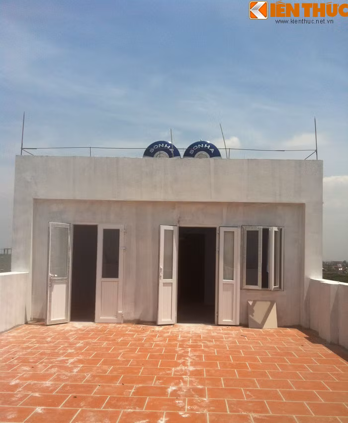 Luật sư cũng cho biết thêm về trường hợp người thuê nhà xây vượt phép: Đối với những người đang thuê 2 tầng 8 và 9 thì đương nhiên phải di dời để phục vụ việc phá dỡ hai tầng này. Những người này có quyền yêu cầu chủ đầu tư trả lại số tiền thuê họ đã ứng trước và nếu có thiệt hại thì yêu cầu chủ đầu tư bồi thường thiệt hại.