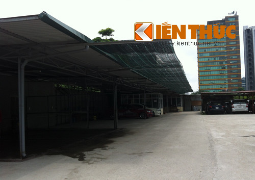 Ngoài dịch vụ trông giữ xe, người ta còn tận dụng để làm dịch vụ rửa xe.