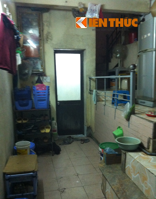 Điều dễ thấy ở đây là những căn phòng nhếch nhác, bừa bộn vì không gian quá nhỏ bé. Ông Thành, một người dân sống ở tầng 4 khu nhà chia sẻ: “Người dân trong khu 11 Vọng Đức có câu ca: “Nhất chợ, nhì ga, thứ ba Vọng Đức” để ví cuộc sống của người dân ở đây chẳng khác gì những người sống vất vưởng ở ngoài chợ.