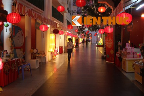 Và“phố Trung thu” là phiên bản của phố Hàng Mã đã được tái hiện ngay tại khu vực phố Cổ trong lòng VMM Royal City, từ giữa tháng 8/2014. Với các sản phẩm, đồ chơi, quà tặng đa dạng, phong phú và hấp dẫn, “phố Trung thu dưới lòng đất” này có sẽ có sức cạnh tranh không kém gì “nguyên bản”.