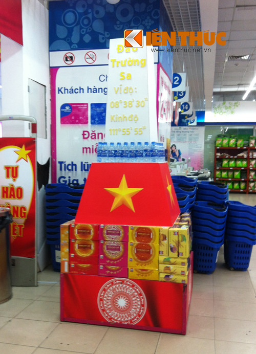 Tại siêu thị Coop mart Sài Gòn cũng chưa có gì nổi bật về cách bài trí sản phẩm "ăn theo" Tết trung thu.