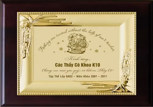 Kỷ niệm chương kim loại mạ vàng gắn khung gỗ được thiết kế và khắc nội dung theo yêu cầu để kỷ niệm ngày nhà giáo. Quà tặng sang trọng và ý nghĩa này có mức giá từ 800.000 đồng trở lên.