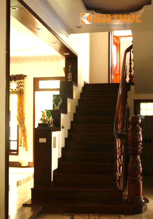 Tuy ngôi nhà được trang trí giản dị, trang nhã nhưng vẫn toát lên lối sống giàu sang của gia chủ.