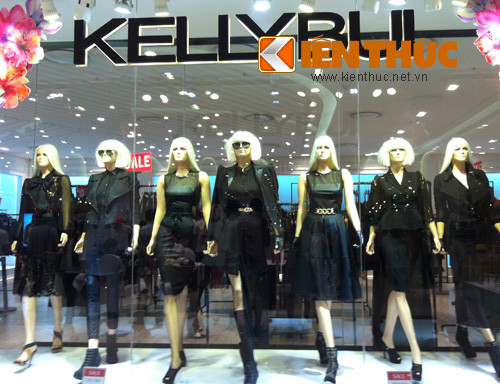 Đáng chú ý là các mẫu thiết kế độc quyền của nhà thiết kế Kelly Bui nhằm hướng tới đối tượng khách hàng nữ thành đạt, giá của sản phẩm này khá chát, sau khi giảm vẫn dao động từ vài triệu đến hàng chục triệu đồng.