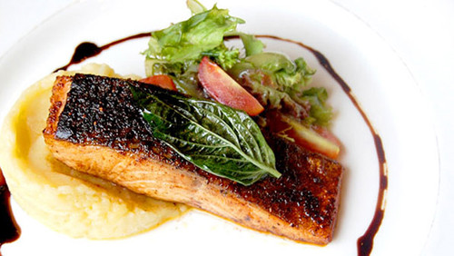 Thực đơn tiệc trưa tự chọn quốc tế La Braserie thay đổi các món theo ngày, với các lựa chọn phong phú từ các món Âu, Á...