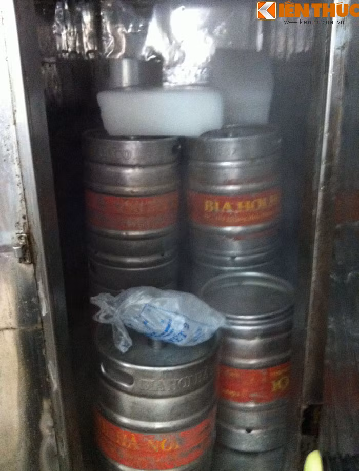 Bia được ủ trong tủ và ướp đá lạnh.