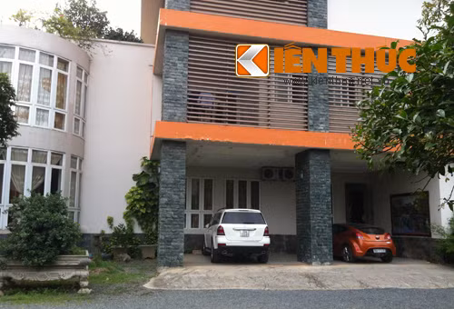 Đây là ngôi biệt thự lộng lẫy nằm trong khu vườn là văn phòng làm việc và cũng là nơi vị đại gia này sinh sống cùng vợ con.