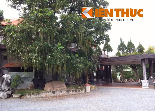 Phía trước là khu kinh doanh nhà hàng cá sông được thiết kế nằm sát hồ nước rộng mênh mông.