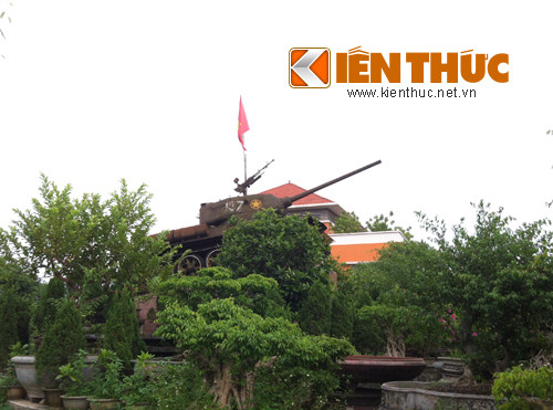 Chiếc xe tăng được thành phố đưa từ Điện Biên về cũng được đặt trang trọng, tạo điểm nhấn cho khu vườn.