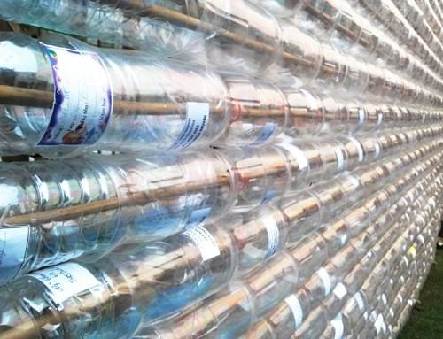 Ngôi nhà được dựng nên từ khung tre và gần 2.000 vỏ chai nhựa tái chế.