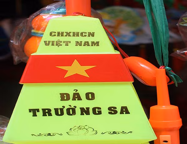 Đèn lồng cột mốc Đảo Trường Sa.