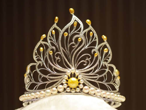 Viên ngọc trai trống đồng sáng rực trên vương miện Hoa hậu Việt Nam trị giá 2,5 tỷ, đạt kỷ lục Việt Nam. Ảnh: ngoctraihoanggia