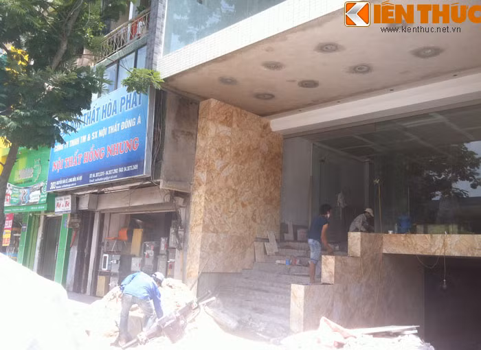 Nếu đúng là vi phạm, theo ông Thạch, chủ đầu tư sẽ bị xử phạt theo quy định tại Khoản 3 Điều 13 Nghị định 121/2013/NĐ-CP. Mức xử phạt là 20 triệu - 30 triệu đồng nếu đây là tòa nhà văn phòng; còn nếu đây là trường hợp được cấp phép xây dựng là nhà ở riêng lẻ (nhưng sau đó chủ đầu tư sử dụng để cho thuê văn phòng) thì vẫn bị xử phạt theo khung dành cho nhà ở riêng lẻ tại đô thị với mức từ 3 - 5 triệu đồng. Ngoài ra thì chủ đầu tư còn phải phá dỡ phần công trình xây dựng sai phép (tức phải cưa 02 tầng 8 và 9) theo quy định tại Điều 13 Nghị định 180/2007/NĐ-CP.