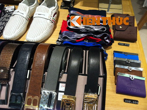 Phụ kiện thời trang cũng có giá khá vừa túi tiền, từ 450.000 đồng đến vài triệu đồng.