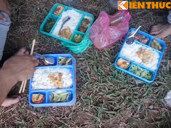 Nhiều người bán hàng còn "hào phóng" khuyến mãi thêm cốc trà đá cho mỗi suất cơm.