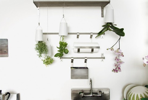 Với những chậu cây thế giới đảo ngược, thoạt nhìn chúng khá giống với những chậu cảnh thông thường nhưng phần miệng nó có thiết kế đĩa khóa để ngăn đất rơi ra ngoài. Phần đáy chậu có lỗ nhỏ luồn dây chắc chắn nên thay vì đặt nó lên bàn, kệ, hay bậu cửa sổ, loại chậu cảnh này lại được treo đảo ngược.