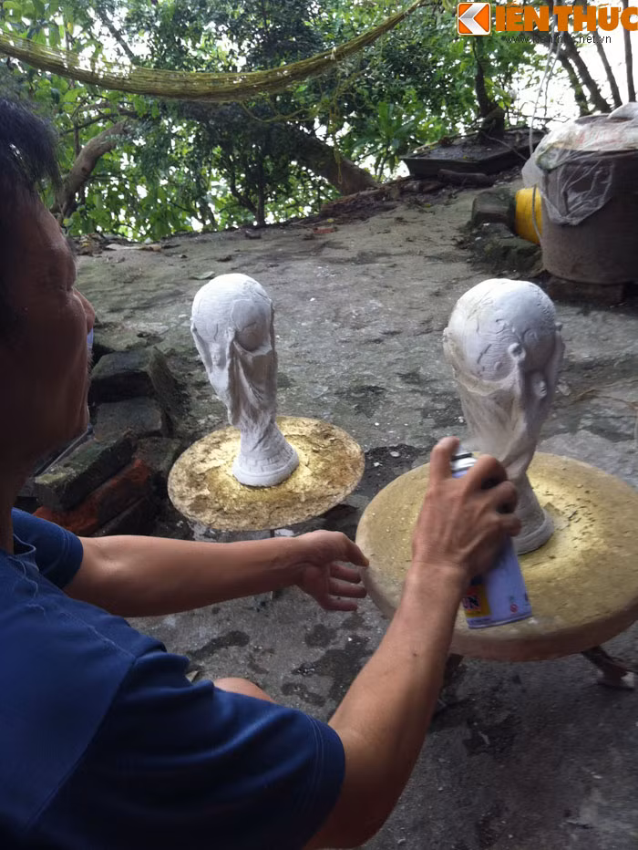 Công đoạn mạ vàng rất quan trọng, phải sơn đều tay màu mới thật