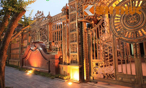 Hệ thống cổng hàng rào mặt tiền được thiết kế đúc bằng gang với ưu điểm có độ bền lên đến hàng trăm năm, chịu được khí hậu khắc nghiệt của thời tiết mà không bị gỉ. Đây cũng là thiết kế riêng biệt đầu tiên của Hải Phòng, dù nặng hàng chục tấn nhưng vẫn có thể điều khiển bằng hệ thống điện tử điều khiển từ xa.