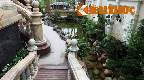 Thêm vào đó, điểm khiến tòa lâu đài này trở nên độc đáo hơn so với nhiều lâu đài khác ở vùng đất Cảng chính là hệ thống cảnh quan sân vườn bao quanh được gia chủ đầu tư, chăm chút, tỉ mỉ. Nhiều cây xanh, tiểu cảnh được trồng làm cho không gian xung quanh lâu đài luôn tươi mát, tạo cho những người sống trong lâu đài một cảm giác vô cùng thư thái.