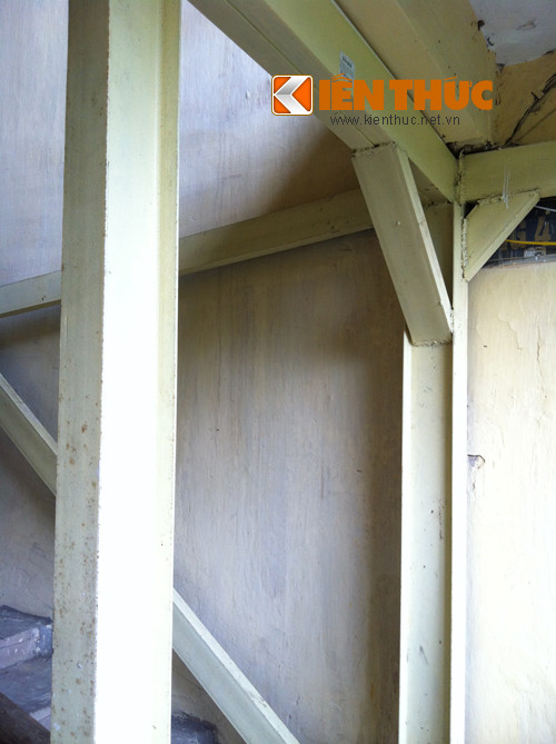 Toàn bộ khu vực lan can cầu thang được gia cố bằng thép.