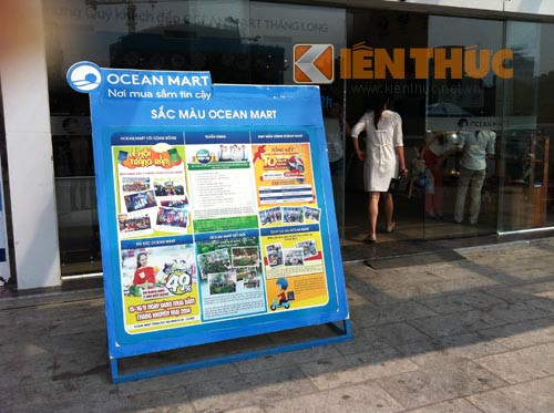 Thậm chí, siêu thị này còn đang triển khai hàng loạt các chương trình khuyến mãi mới để hút khách.