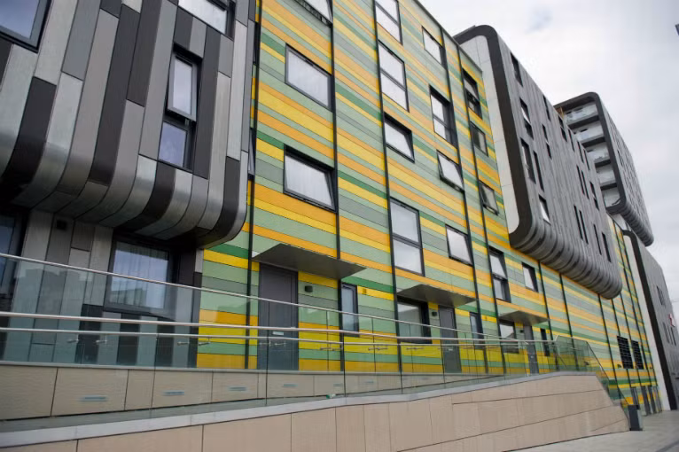 Siêu thị Tesco là một phần trong tòa nhà nằm tại trung tâm Woolwich, thuộc thị trấn Greenwich, London. Tòa nhà bao gồm nhiều căn hộ phía trên và được ngụy trang giống “ma quỷ”.