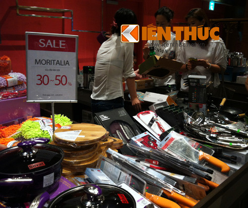 Tại đây, hầu hết các mặt hàng đang được áp dụng chương trình giảm giá 10 -50%. Tuy nhiên, không phải mặt hàng nào cũng dễ dàng mua được. Nhóm hàng gia dụng được giảm khá nhiều nên được quan tâm nhất. Sau khi được giảm từ 30 đến 50%, giá của các sản phẩm này chỉ từ 100.000 đồng.