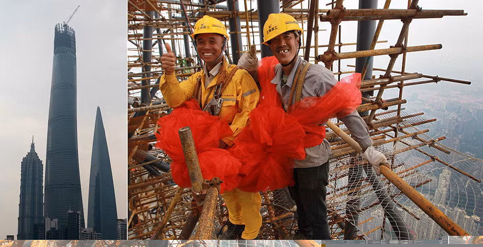 Các nhân viên thi công vui mừng ghi lại khoảng khắc "lịch sử" này.