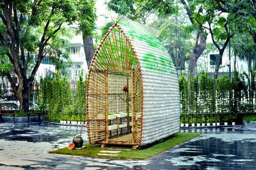 Một trang mạng về kiến trúc hàng đầu thế giới đã vinh danh một ngôi nhà bằng tre và chai nhựa ở Sóc Sơn, Hà Nội.