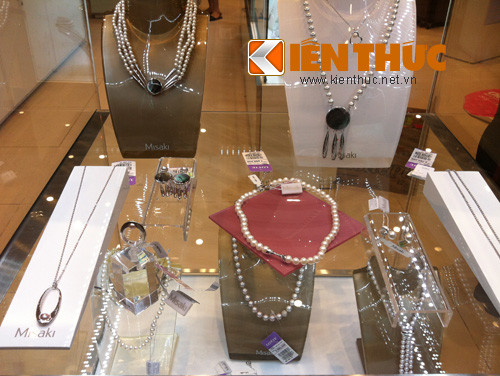 Các loại nữ trang cao cấp này cũng có giá từ chục triệu đồng/sản phẩm.