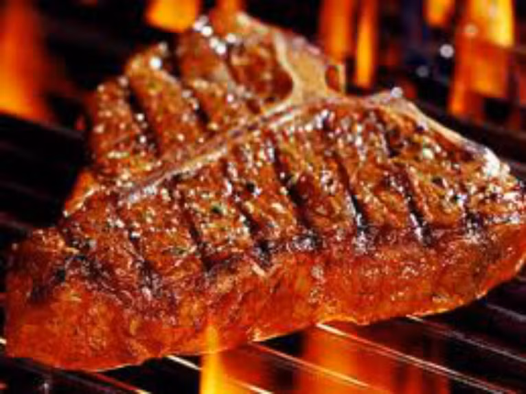 4. Thịt bò: Tính đến năm 2014, số lượng đàn gia súc của Mỹ đã giảm đáng kể. Trong khi đó, giá thịt bò lại tăng mạnh trong vòng 30 năm qua. Cụ thể, giá của 1 pound (gần 500g) thịt bò là 3,5 USD. Theo các chuyên gia, nguyên nhân của tình trạng trên một phần là do hạn hán kéo dài ở nhiều khu vực chăn nuôi.