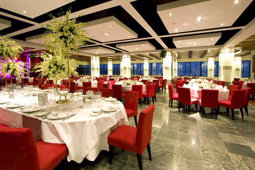  9. Sum Villa (10 Đặng Thai Mai, Tây Hồ): Nằm bên hồ Tây nên Sum Villa có không gian khá thơ mộng với view đẹp. Phòng cưới có sảnh đón khách rộng, bạn có thể trang trí theo phong cách mình muốn. Sảnh tiệc có sức chứa khoảng 600 khách, thực đơn phong phú, trình bày đẹp mắt. Giá tiệc từ 350,000 đồng/khách, chưa bao gồm phí phục vụ và đồ uống. 