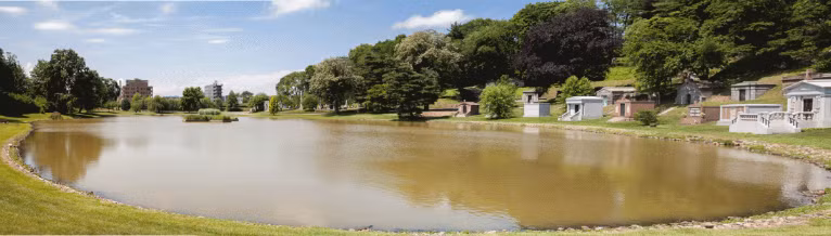 Nghĩa trang Green-Wood gồm 4 ao rộng. Trong đó, Sylvan Waters là ao lớn nhất, được bao quanh bởi những ngôi mộ lớn của các đại gia giàu có và nổi tiếng nhất Green-Wood.