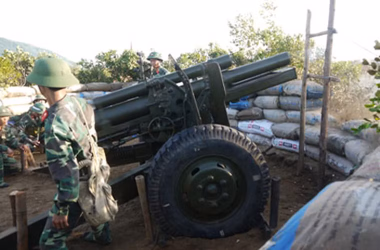 Ta cũng thu giữ được số lượng lớn lựu pháo M101 105mm do Mỹ sản xuất sau 1975 và sử dụng cho tới tận ngày nay. Trong ảnh là cuộc diễn tập bắn đạn thật phòng thủ bờ biển của quân đội ta với pháo 105mm. 