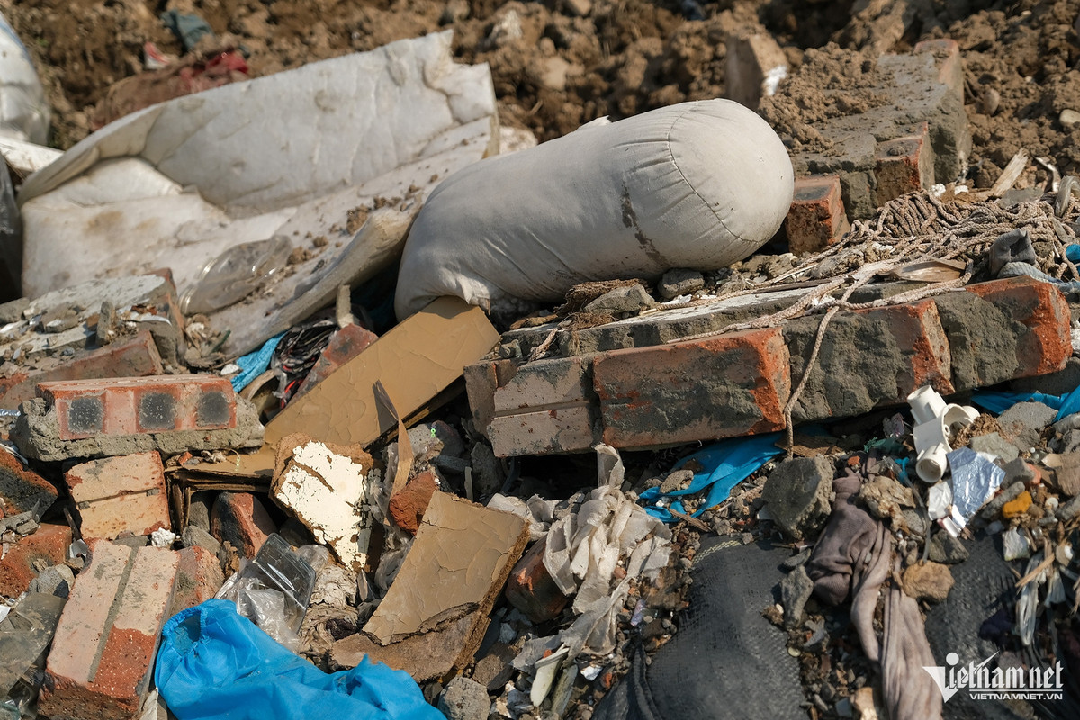Rác chủ yếu là vật liệu xây dựng, phế thải từ các công trường, nhà máy... lẫn với nhiều loại rác thải sinh hoạt khác.