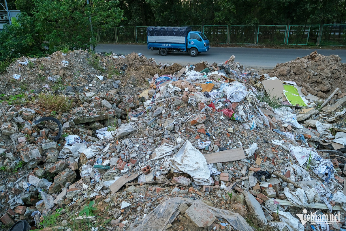 Đi học hai bên đường gom đại lộ Thăng Long, không khó để bắt gặp những "núi rác" khổng lồ như thế này. Đoạn đường qua xã Song Phương có bán kính khoảng 1km hiện nằm trong phạm vi dự án xây dựng đường Vành đai 4.