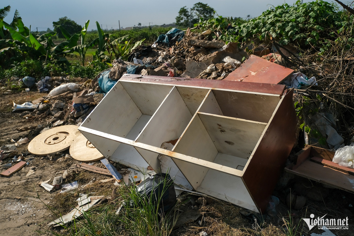 Một số đồ dùng hỏng cũng bị vứt chỏng chơ ngay cạnh lề đường.