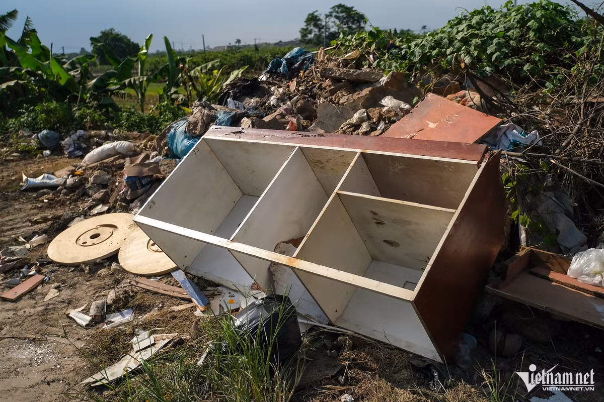 Một số đồ dùng hỏng cũng bị vứt chỏng chơ ngay cạnh lề đường.