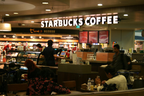 Cà phê Strarbuck trong sân bay.