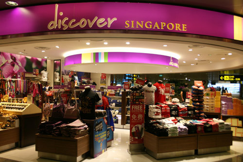 Một quầy mua sắm trong sân bay Sing.